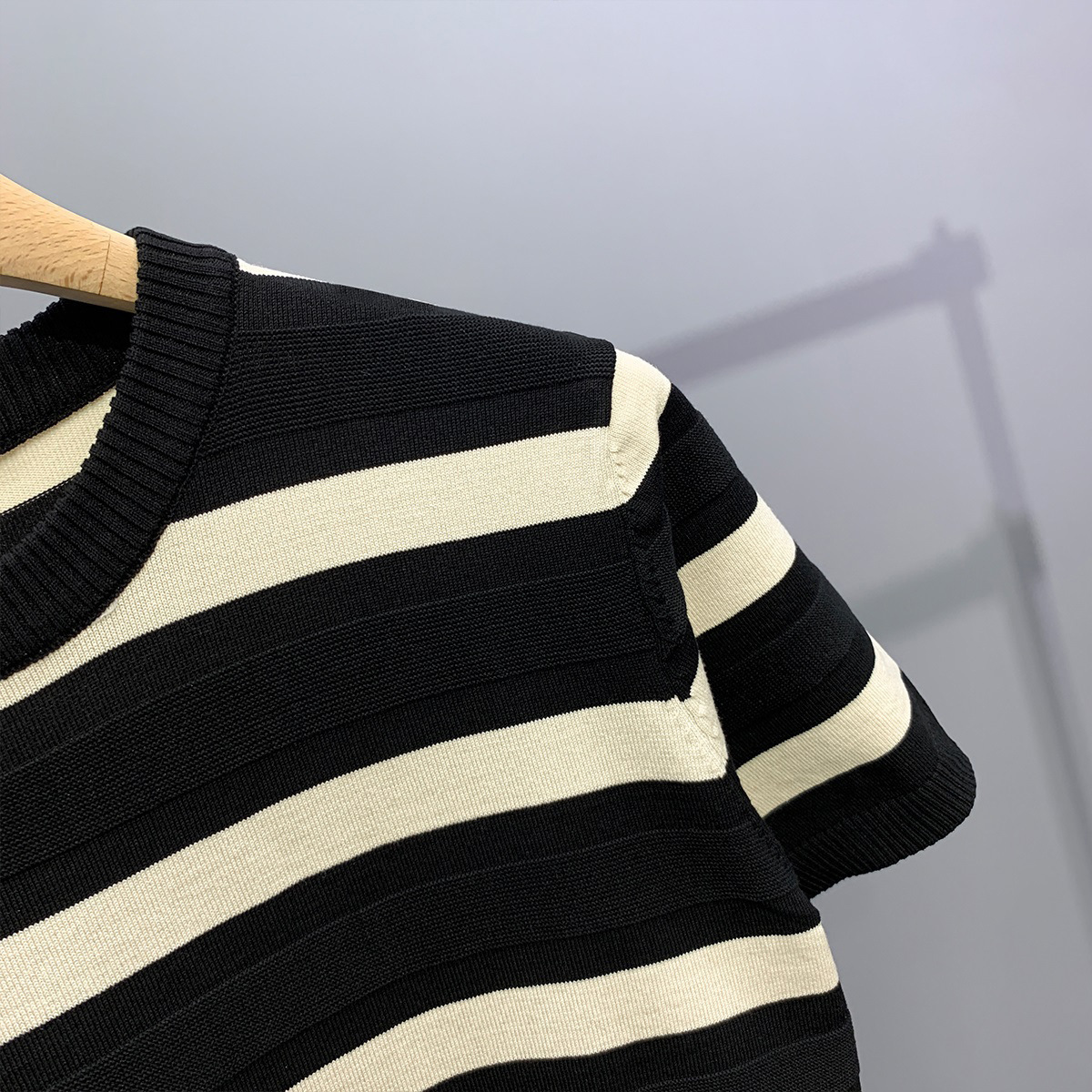 T-shirt en soie glacée tricoté à manches courtes et col rond pour homme, rayé, tendance estivale, en fibre de polyester rafraîchissante