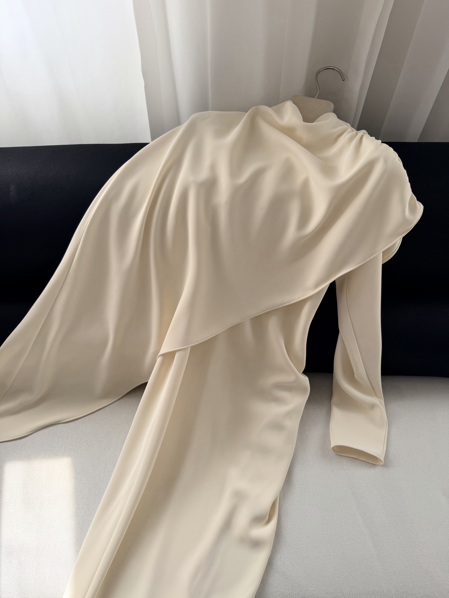 Robe longue asymétrique plissée à col semi-montant et taille cintrée pour femme