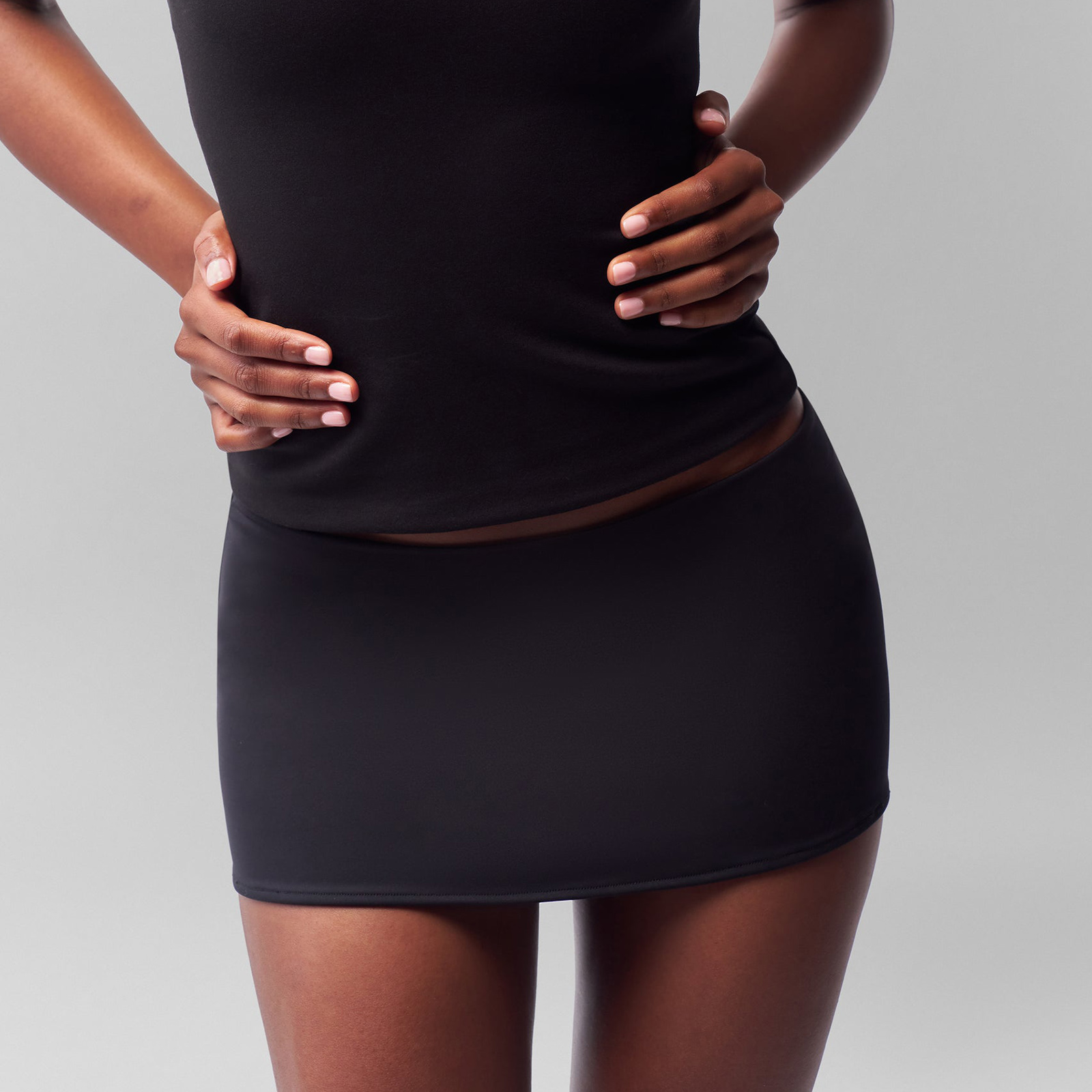 2025 nouvelle mode femmes mode Mini jupes couleur unie taille basse jupes courtes été décontracté moulante jupes Streetwear