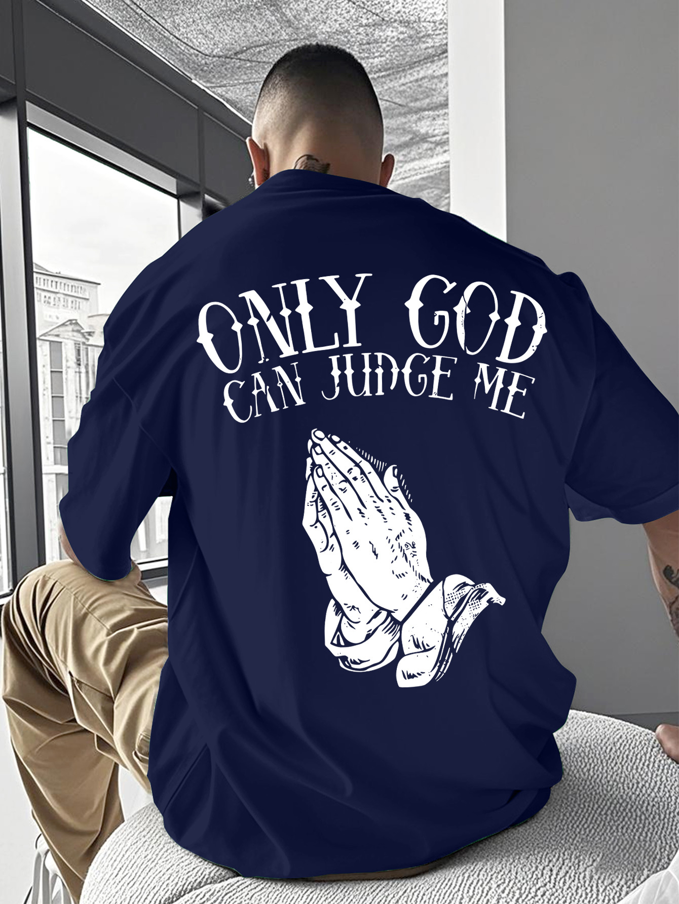 T-shirt graphique Mains en prière « Seul Dieu peut m'juger » avec impression de lettres gothiques au dos, style Hip Hop Streetwear, unisexe, coupe ample, manches courtes