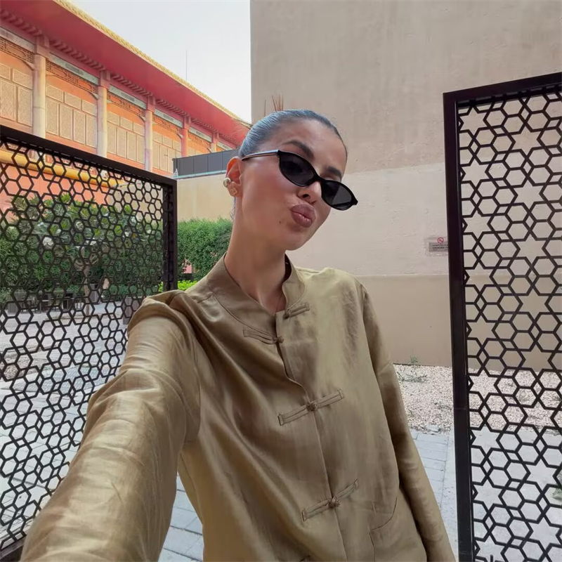 Chemisier élégant pour femme 2026 Nouvelle mode d'été sans manches en satin à nouer Coupe décontractée Tunique tendance pour femme