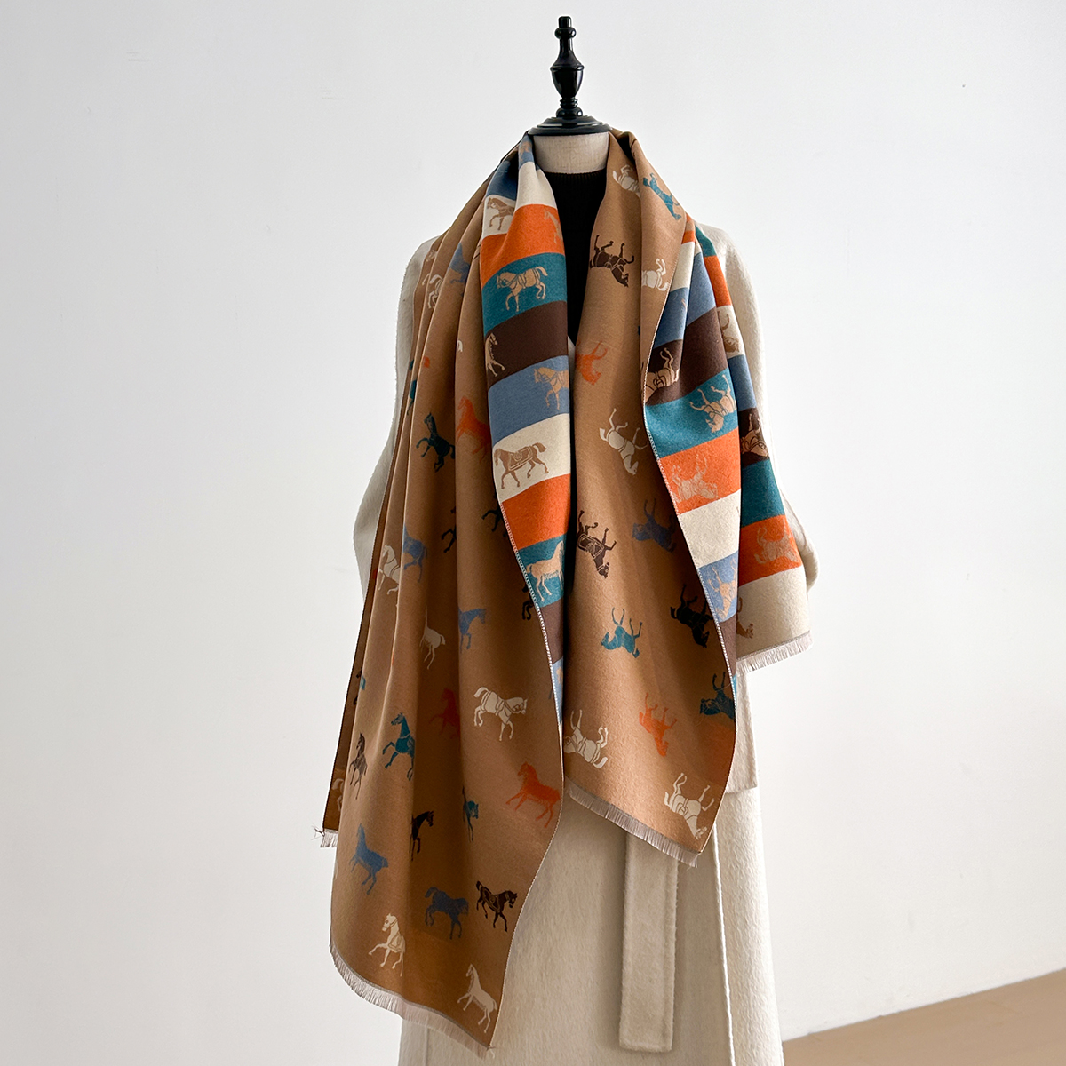 Dernière conception élégance cheval imprimé écharpe Pashmina doux chaud frange Pashmina châle hiver résistant au froid coupe-vent couverture Scraf