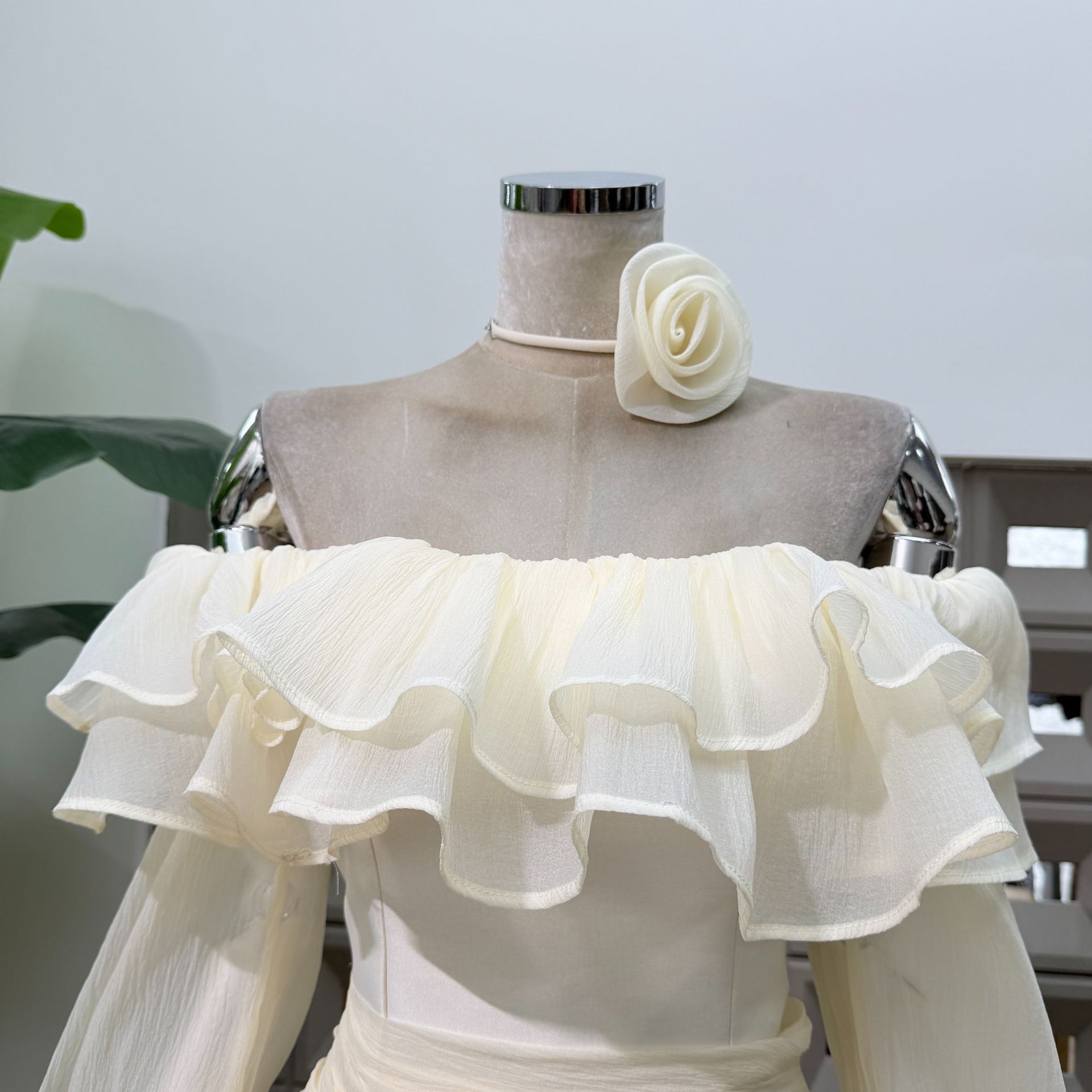 Robe Mini Femme Chic et Tendance en Mousseline Florale, Épaules Dénudées, Idéale pour Fêtes d'Anniversaire – Nouvelle Collection