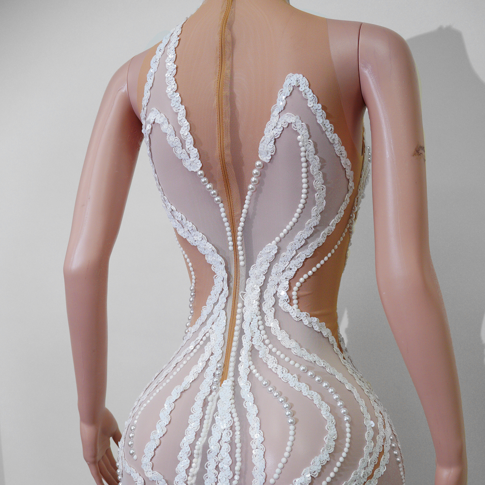 Robe midi blanche en maille transparente ornée de perles et de paillettes, tenue de scène pour Drag Queen, robe de concours ornée de strass, tenue de festival, tenue de rave, robe de fête d'anniversaire
