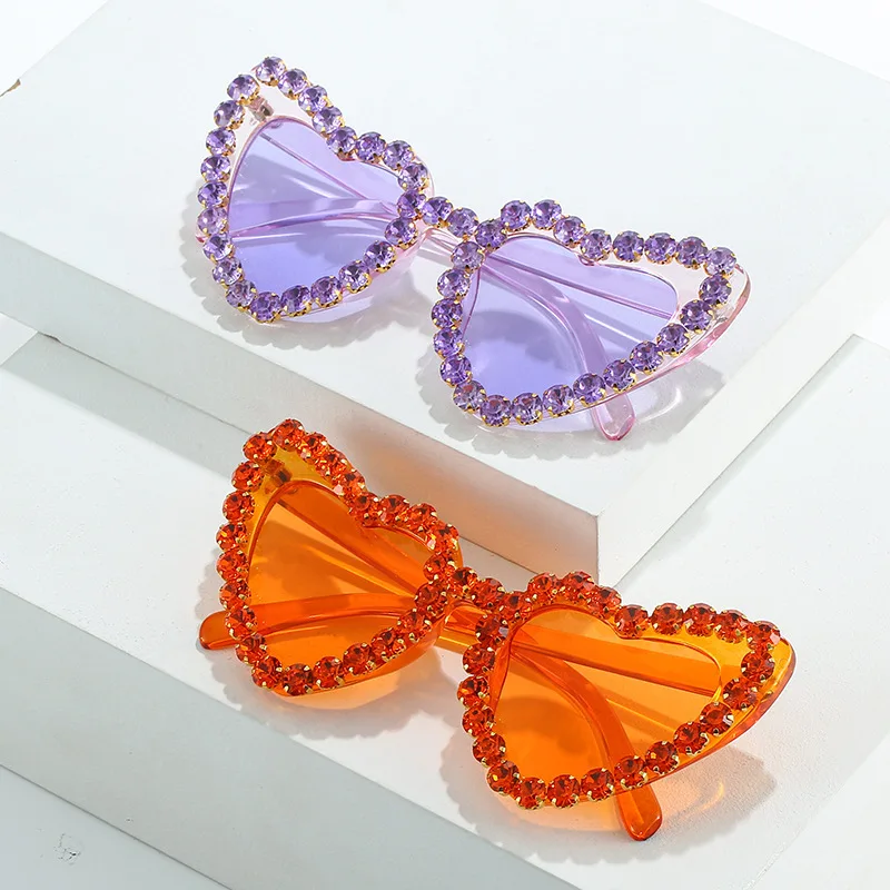 Lunettes de soleil cloutées en diamant de style cœur pour femmes, lunettes d'extérieur classiques, document solide, protection solaire, degré UV, UV400