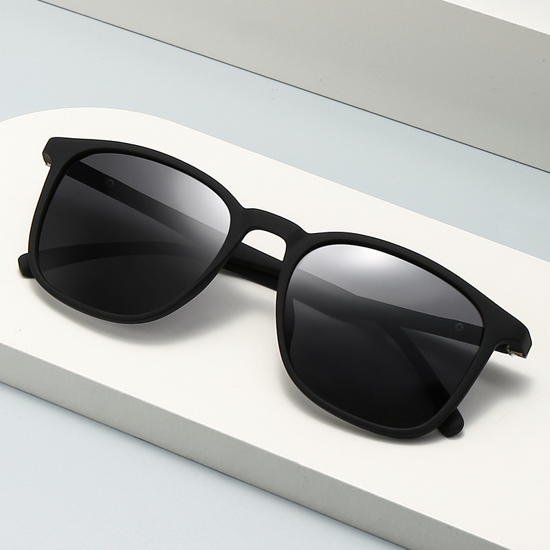 Nouvelles lunettes de soleil simples à monture noire mate avec protection UV, adaptées à un usage quotidien. 3234