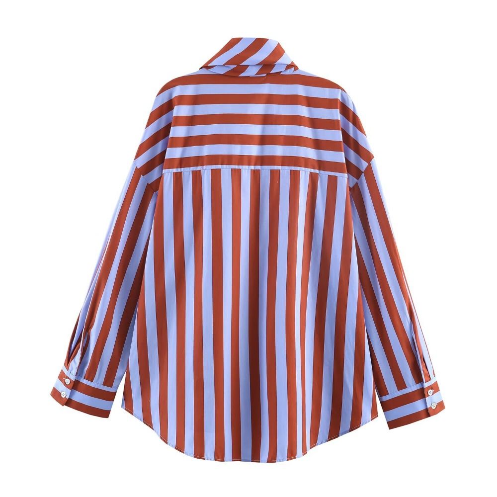 Chemisier ample pour femme à rayures contrastées, boutonnage simple, design épuré et confortable, idéal pour les événements mode