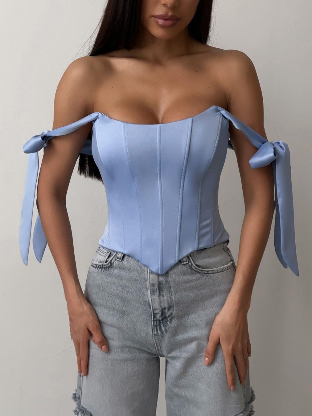 Haut bustier élégant à bretelles fines et nœud papillon pour femme, style corset court en satin, idéal pour l'été