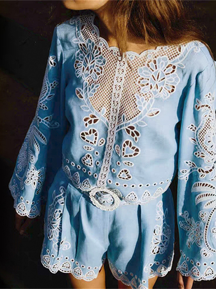Chemisier brodé français ajouré bleu à manches évasées et col rond pour femme ou short décontracté taille haute avec ceinture