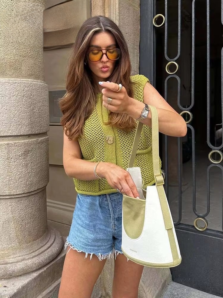 Femmes mode sans manches aiguille grossière tricot gilet pull femme Chic grandes poches Patch boutons Cardigan gilet hauts