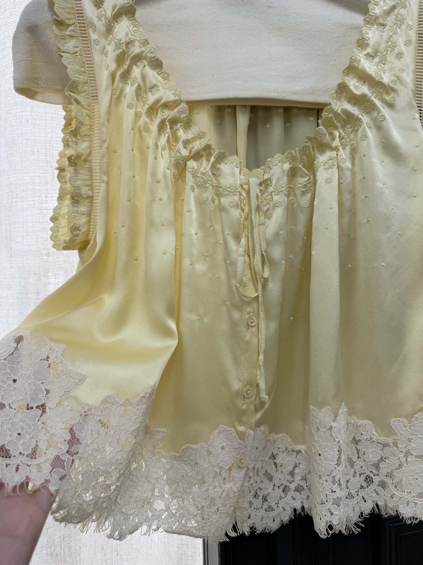 Débardeur Femme Jaune ou Bleu en Soie 100% avec Broderie Dentelle, Col U, Sans Manches, Boutonnage Simple, Tendance