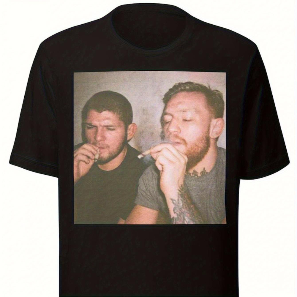 Nouveau t-shirt mettant en valeur un design amusant de Khabib et Conor. Il est noir, à col rond et manches courtes. Ce design ludique.