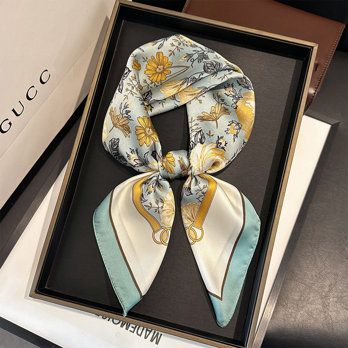 Foulard carré de luxe pour femmes, mode florale, Hijab élégant, Bandanas, tache douce, fausse soie, châle, chaînes