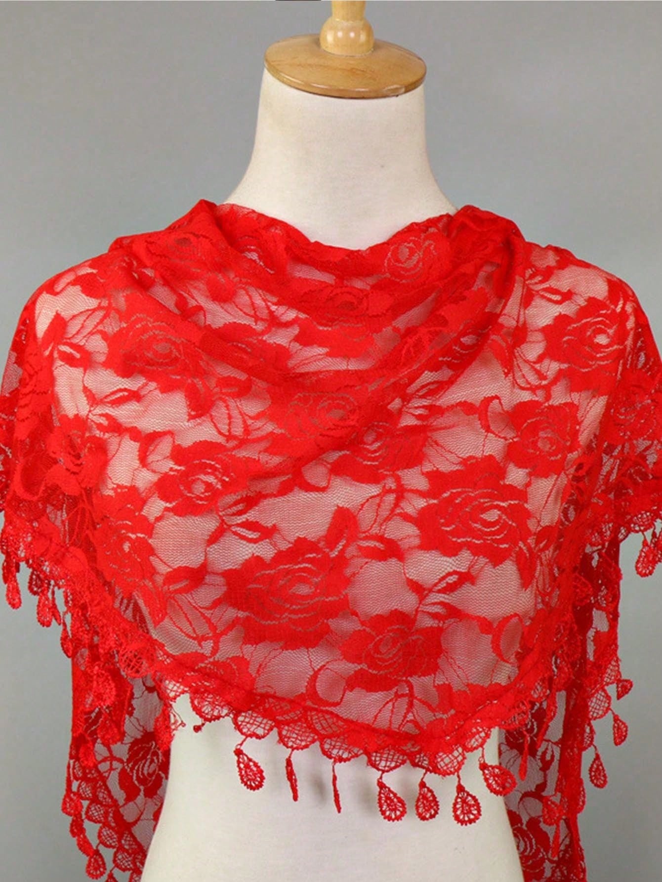Voile de mariée triangulaire élégant pour femme, en dentelle brodée florale ajourée motif rose, pour mariage et événements formels, utilisable comme foulard ou châle