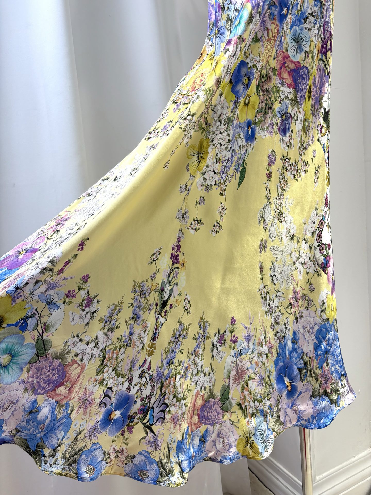 Robe longue élégante jaune 100 % soie pour femme, imprimé floral, col en V, sans manches, taille haute, coupe ajustée