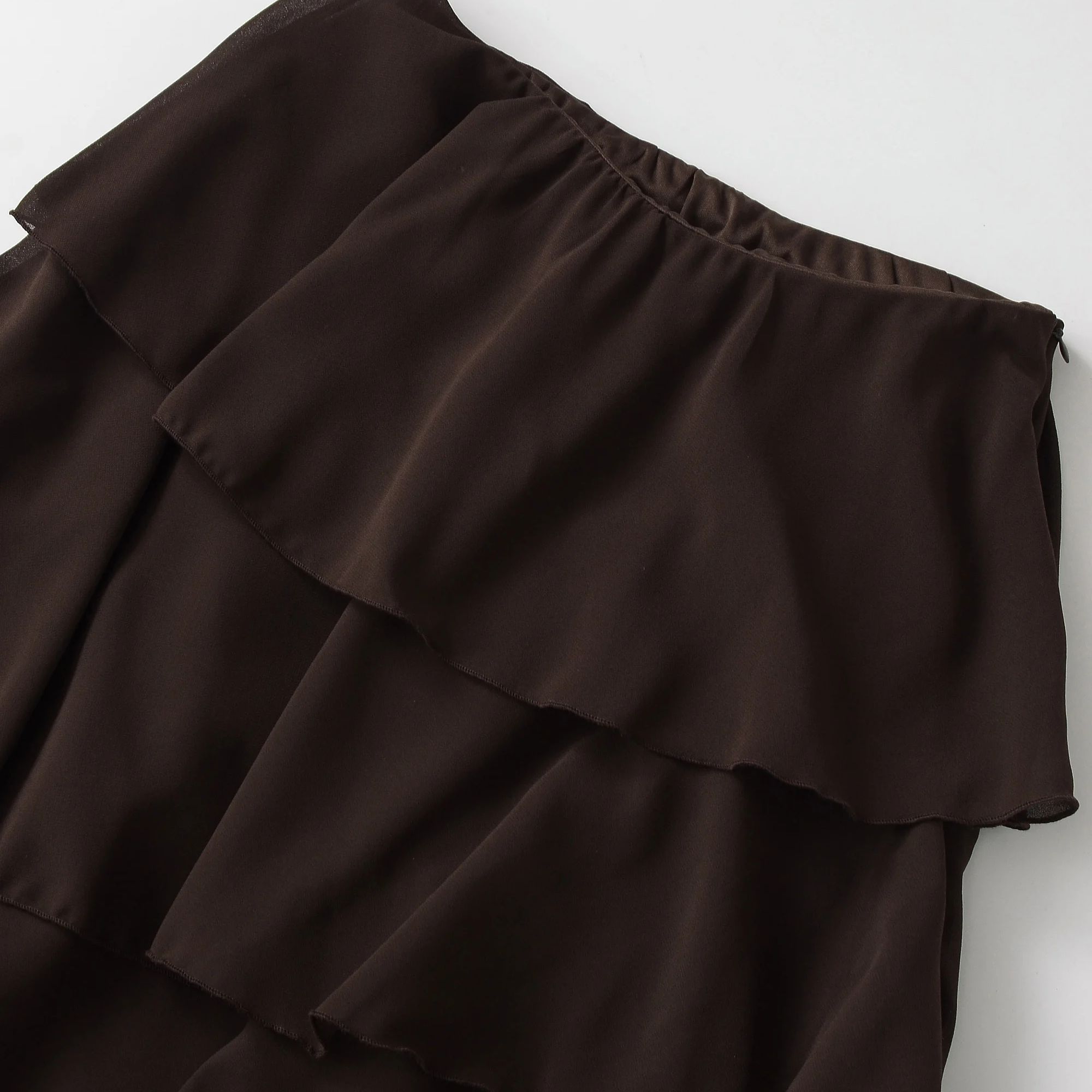 Jupe longue vintage marron à volants, élégante, pour soirée, trajet quotidien, style urbain moderne, mode streetwear, collection Printemps 2026 pour femme