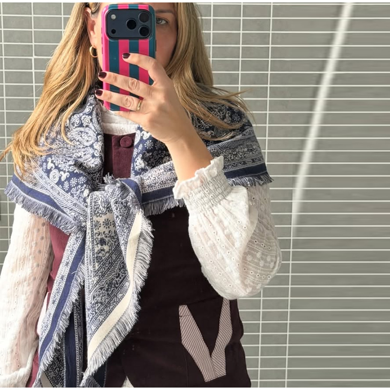 Écharpe triangulaire en tricot à imprimé cachemire pour femme, bord rouge contrastant, châle décoratif pour les vacances, bandana chic et décontracté pour le cou