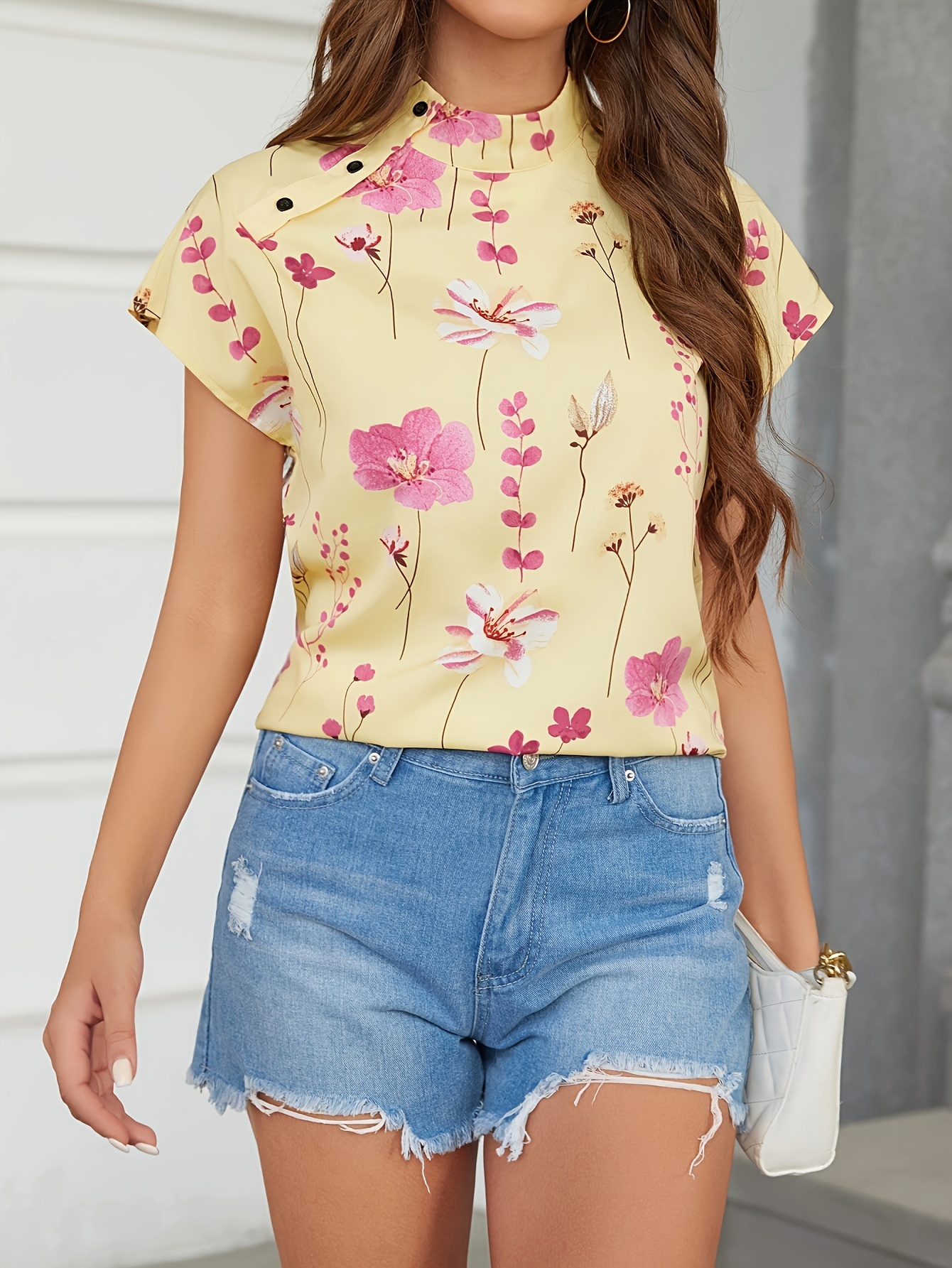 Mode féminine : un design polyvalent à imprimé floral, un haut à manches courtes boutonné à col exquis.