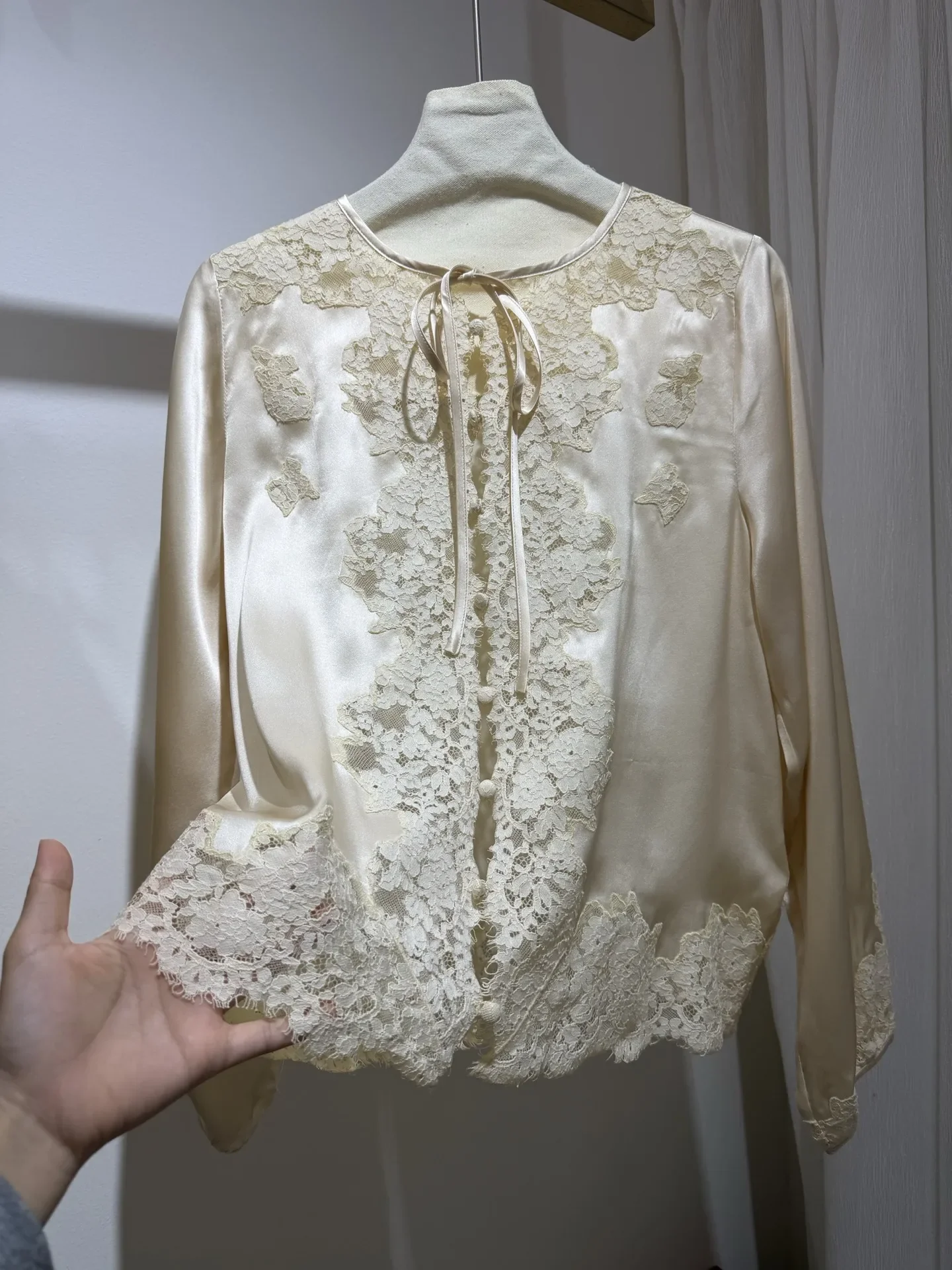 Chemisier en Soie 100% pour Femme avec Dentelle, Col Rond, Manches Longues, Boutonnage Simple, Élégant, en Satin