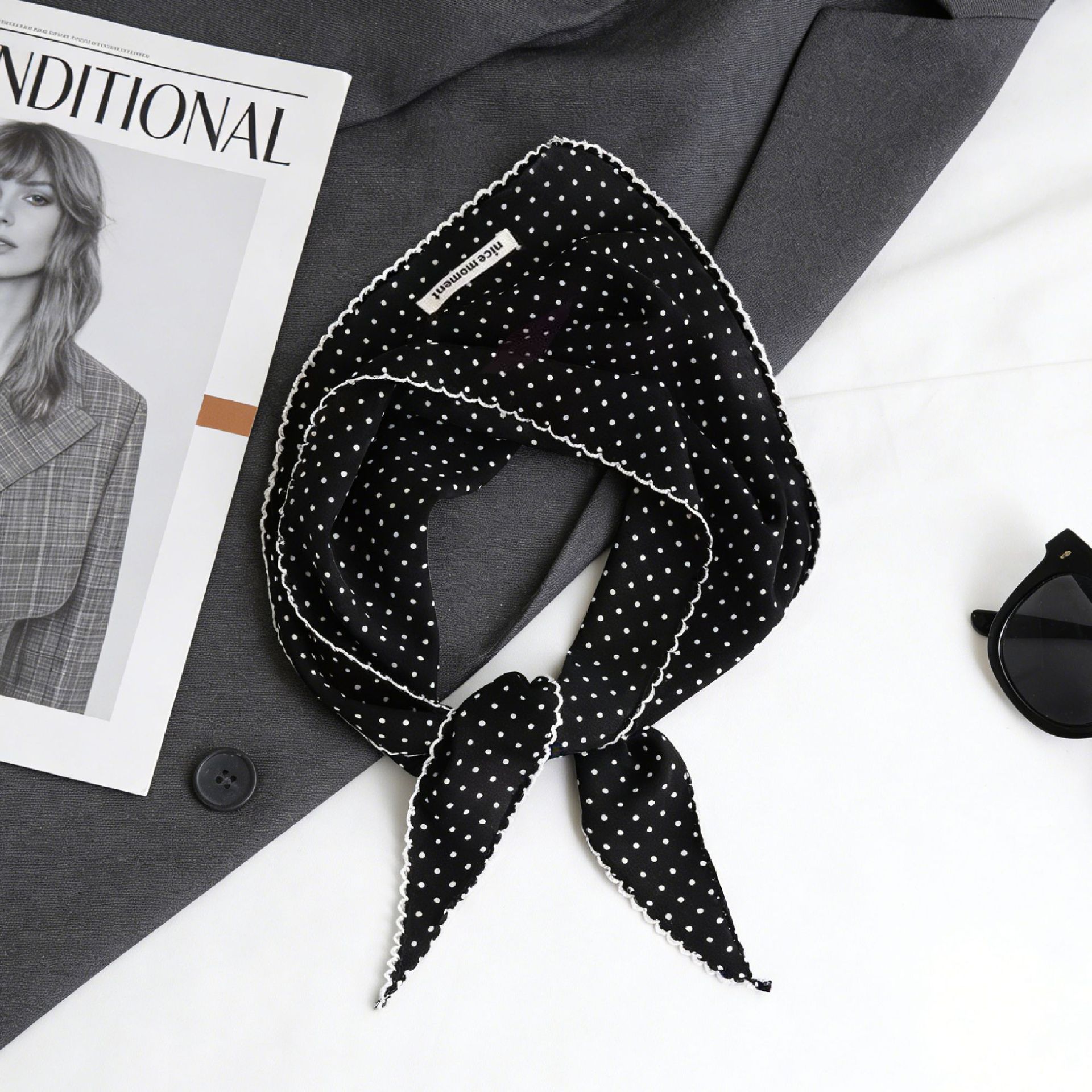 Écharpe triangulaire à pois pour femme, en satin, avec bord ondulé, petit bandana rétro noir et blanc, attache-cheveux élégante, foulard pour femme, cadeau