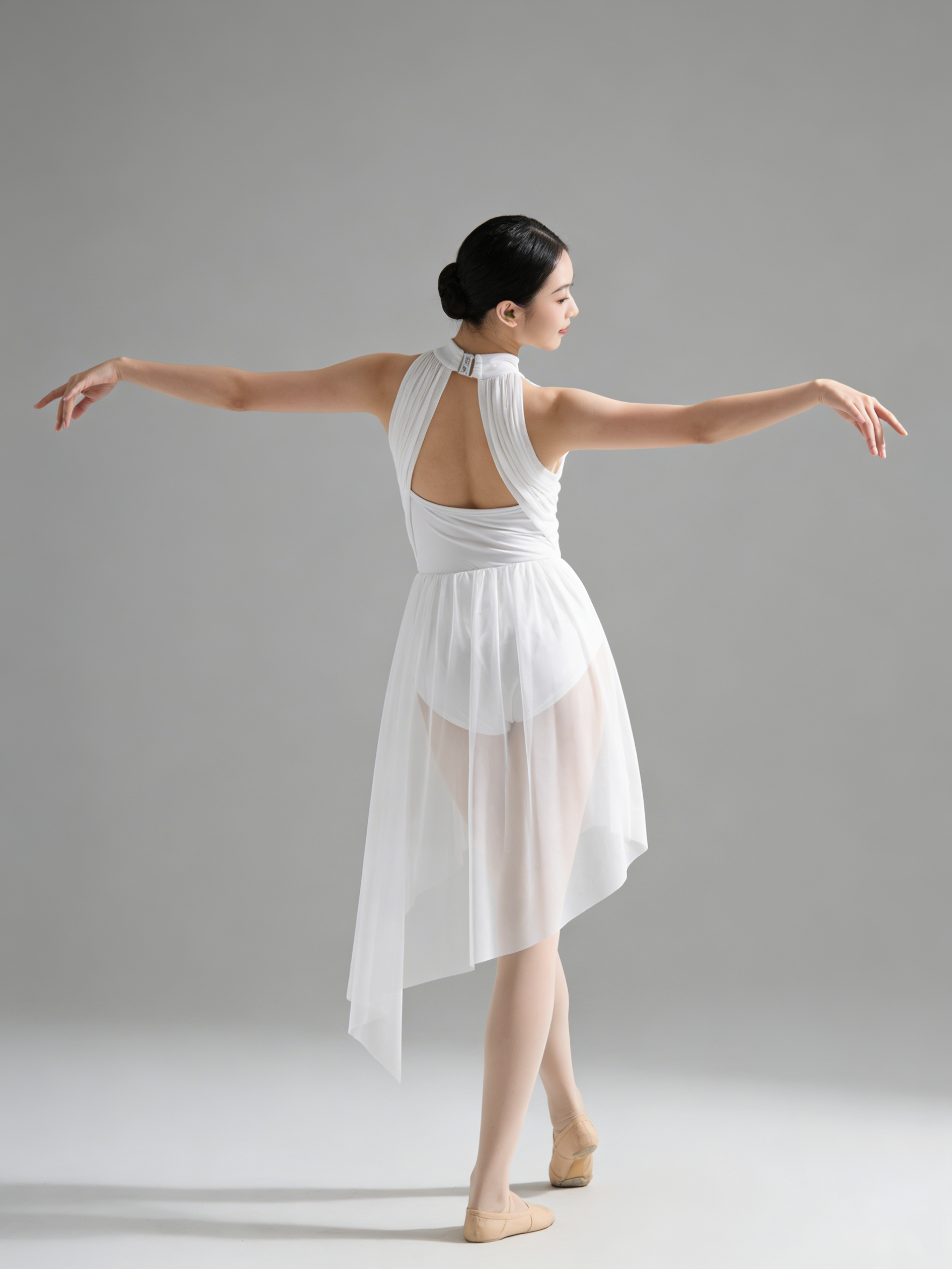 Costume de danse lyrique pour femmes, robe de danse contemporaine blanche, asymétrique, fluide, vêtements de danse de ballet