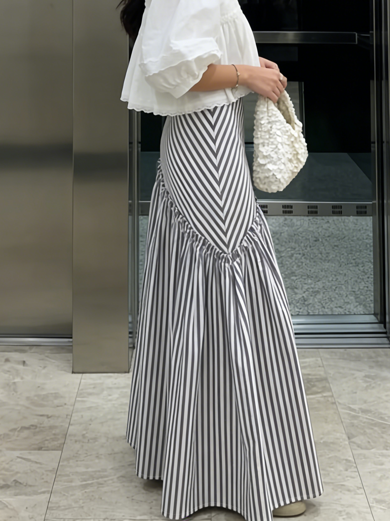 Jupe longue asymétrique à taille haute, plissée, à rayures vintage de style français. Design unique pour les trajets quotidiens, amincissant et flatteur, avec une élégance à la française, jupe longue polyvalente et décontractée.
