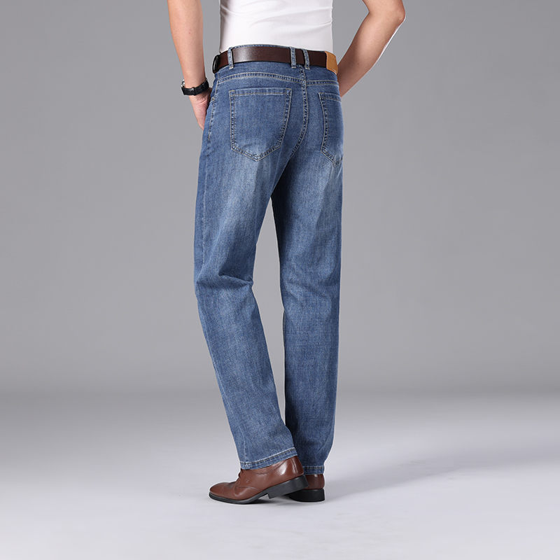 Jean droit ample et léger pour homme, collection été 2026, avec badge classique, style décontracté chic, en coton extensible fin