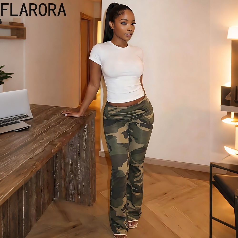 FLARORA Pantalon évasé imprimé camouflage pour femme, tendance estivale, taille basse, style urbain, coupe skinny classique, bas de tenue assorti