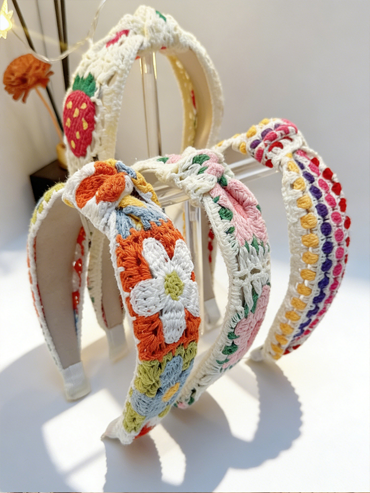 1 bandeau au crochet de style bohème fait main – Bord large avec motif floral à carreaux et fraises, accessoire pour cheveux au crochet multicolore vintage, adapté aux tenues décontractées et formelles (style femme)