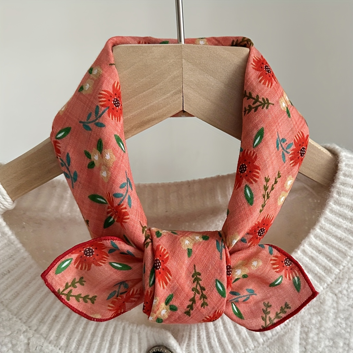 Printemps et été nouvelle petite écharpe en soie pour femmes, petite écharpe carrée bohème confortable et respectueuse de la peau, écharpe polyvalente européenne et américaine à imprimé de fleurs, bandeau écharpe 1 pièce