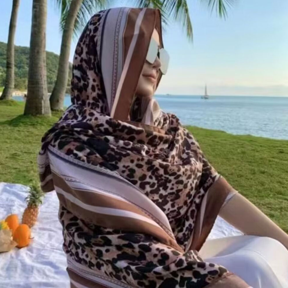 Écharpe en soie à imprimé léopard et motif floral ethnique pour femmes, protection solaire estivale, 180 cm, à associer avec un châle ou une cape de plage.