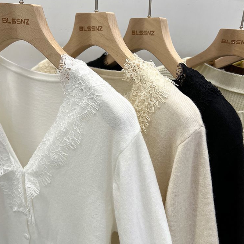 Mode coréenne, hauts en dentelle tricotée sexy beige à col en V pour femmes, automne-hiver 2026, cardigan doux à manches longues et coupe ajustée.