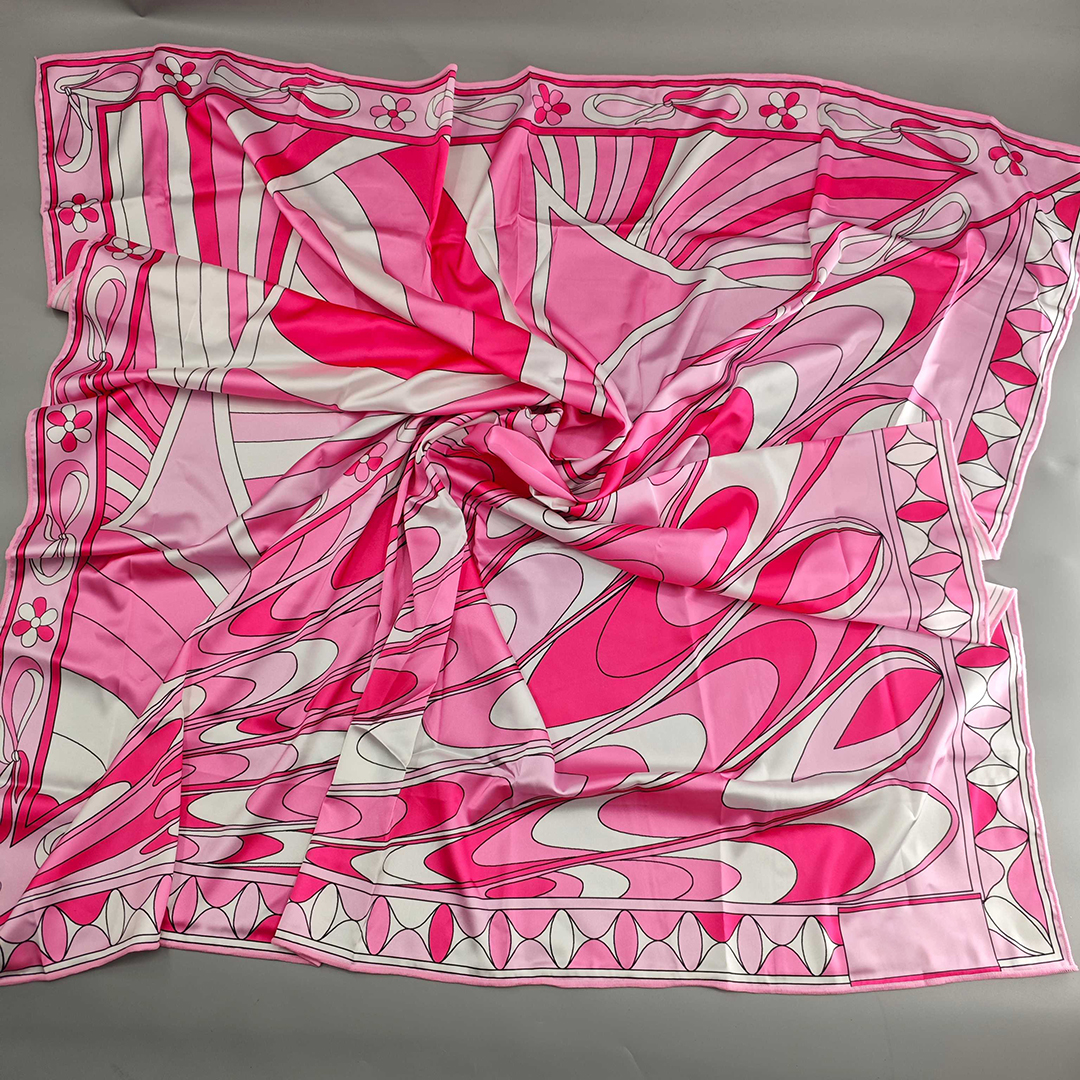 Foulard carré en soie rose pour femme, design de mode, avec logo signature de créateur, de marque de luxe, à porter comme écharpe ou comme jupe de plage asymétrique