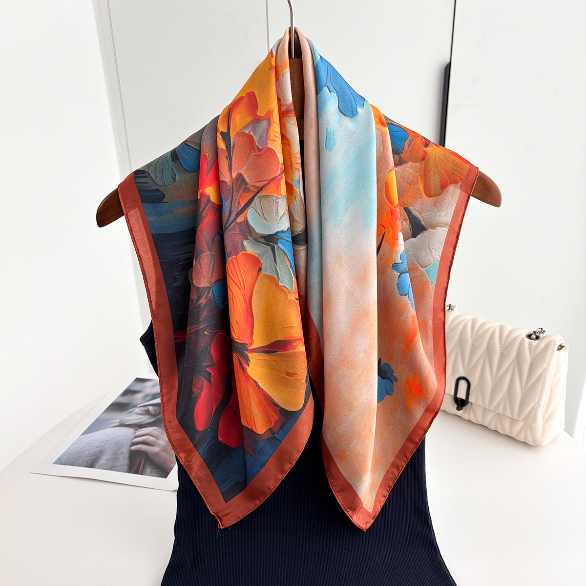 Foulard carré élégant pour femme en imitation soie à motif floral, bandana, écharpe, bandeau et cache-cou