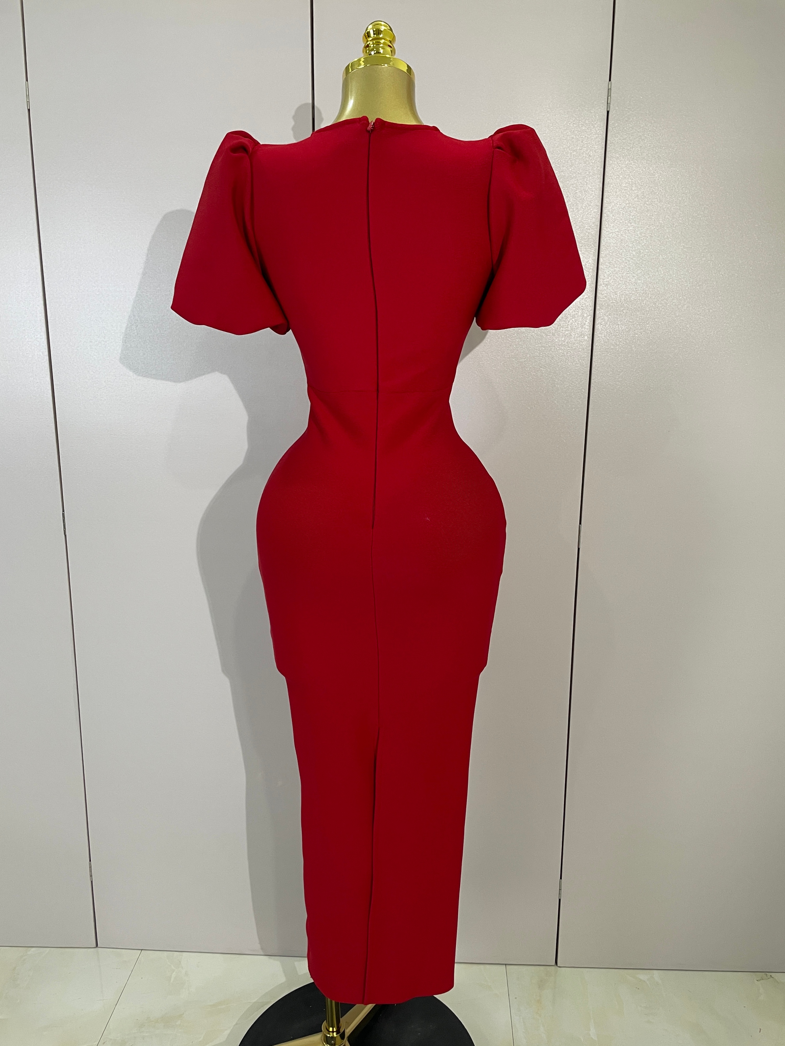 Robe longue moulante rouge à découpes sexy avec nœud brillant et manches courtes pour femme, idéale pour soirée, fête, anniversaire, club, bal de promo, en tricot
