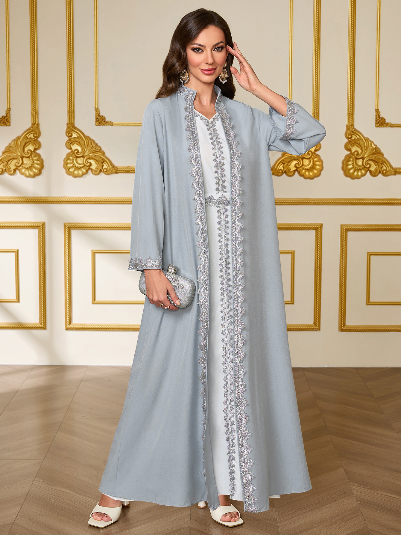 Ensemble de robe de luxe gris-bleu de style français avec broderies en dentelle, Abaya ouverte sur le devant de style moyen-oriental pour mariage / fête / usage quotidien