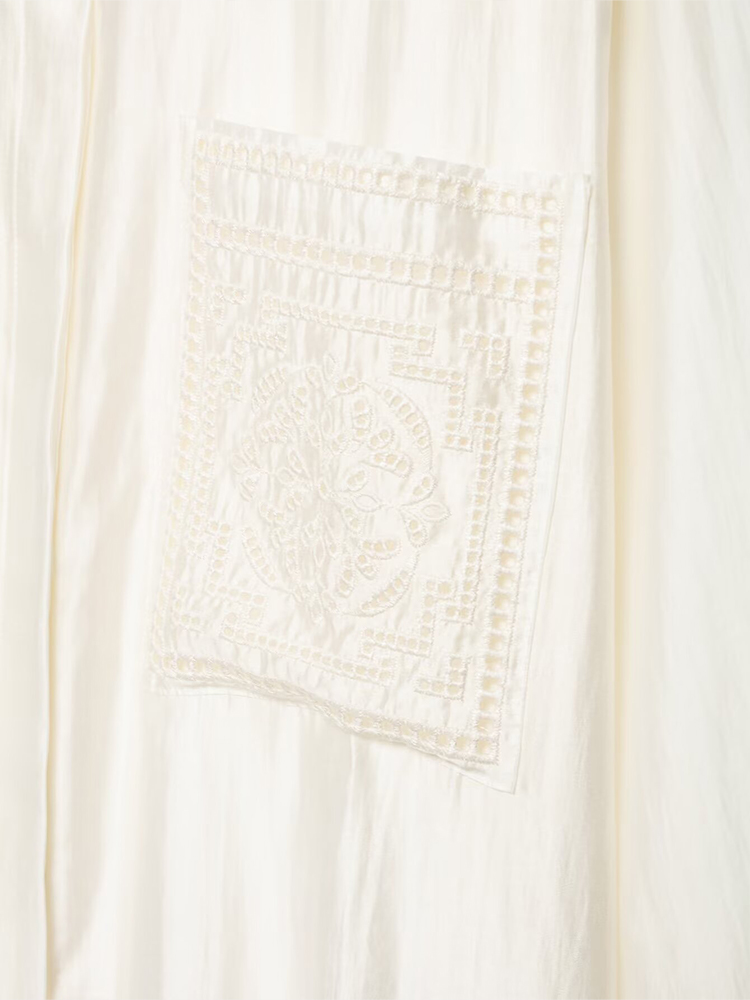 Chemisier Élégant en Satin Brodé pour Femme HH – Collection Été 2026 – Col Montant, Manches Longues, Poches Brodéées – Blouse Chic et Légère pour le Quotidien