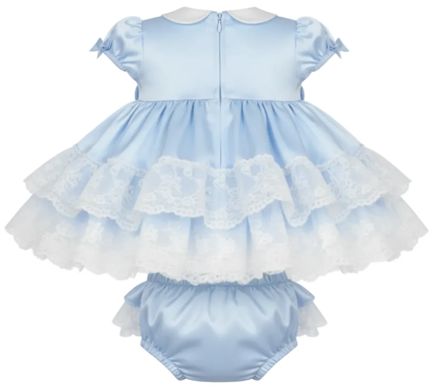 Robe rose en coton doux, col blanc style poupée avec poignets plissés élastiques, accompagnée d'un short décoré d'un nœud.