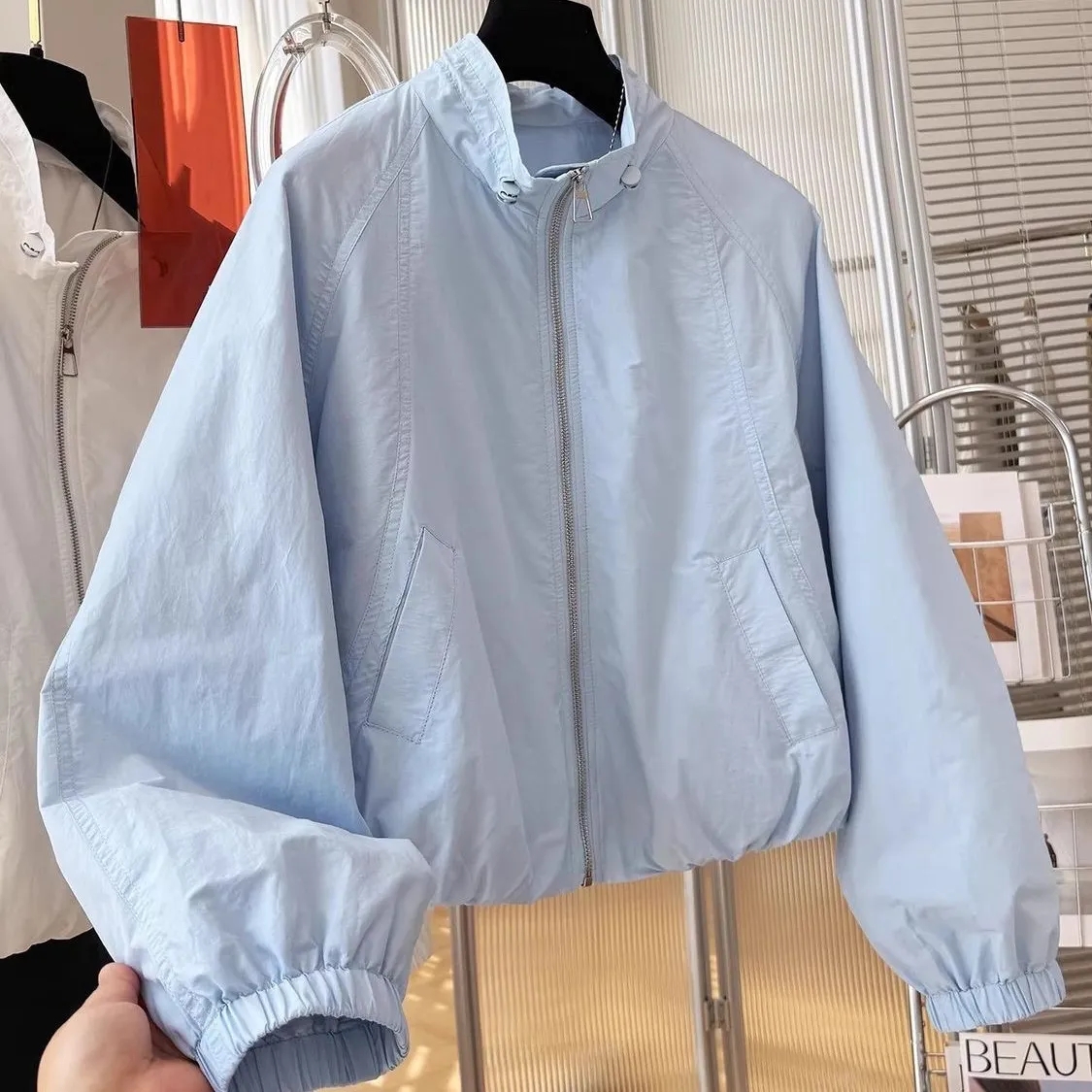 Manteau court blanc pour femme, nouvelle collection Printemps-Automne 2026, vêtement de protection solaire fin, veste décontractée à col montant avec fermeture éclair pour femme