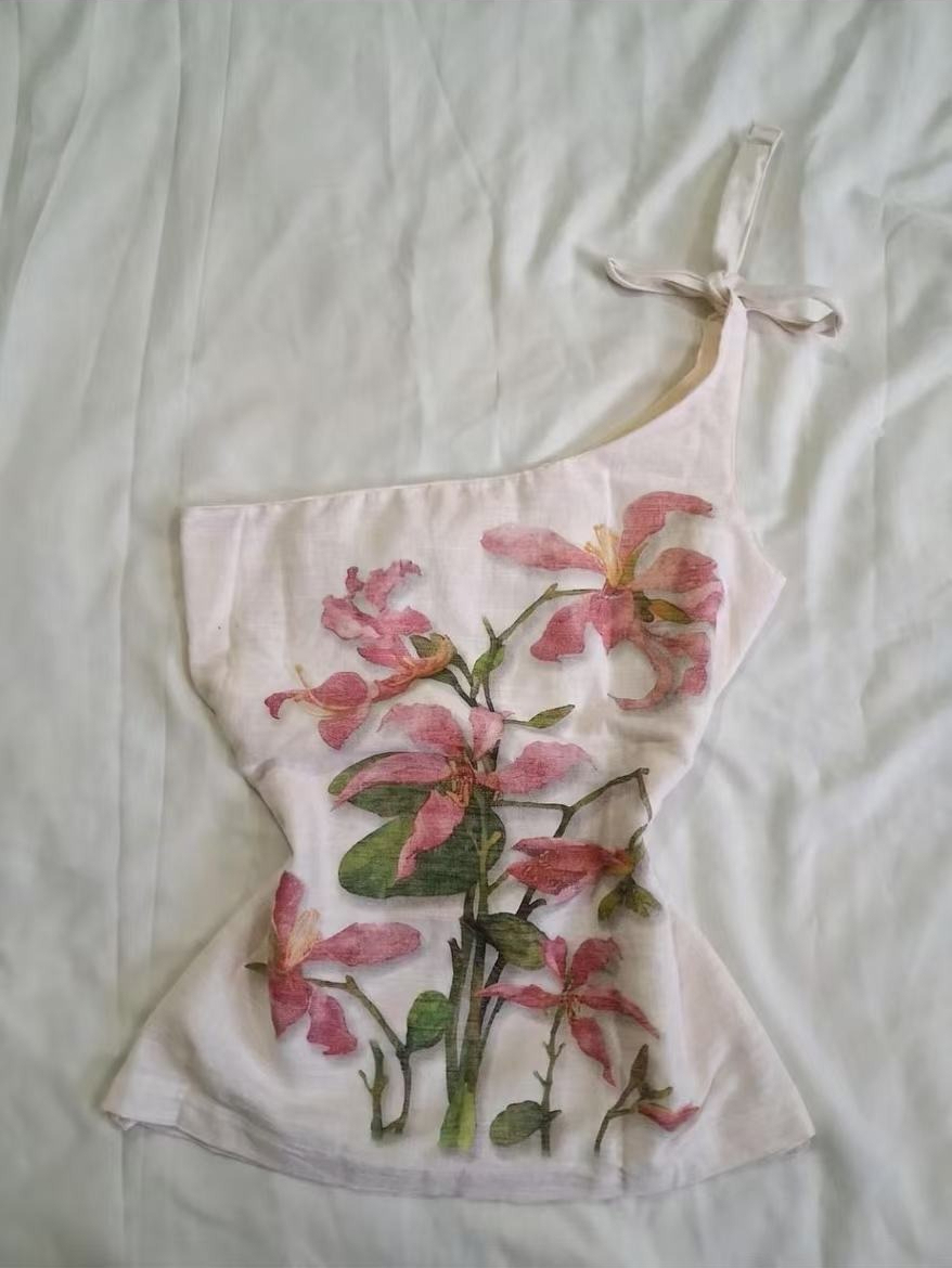 Haut cami vintage pour femmes, imprimé floral rose, à une épaule, avec bretelles à nouer, ourlet évasé, style cottagecore bohème, sans manches, décontracté, pour l'été.