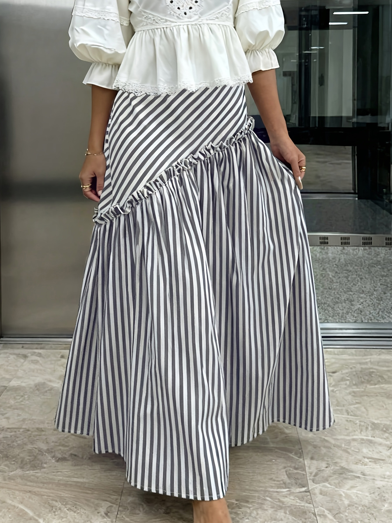 Jupe longue asymétrique à taille haute, plissée, à rayures vintage de style français. Design unique pour les trajets quotidiens, amincissant et flatteur, avec une élégance à la française, jupe longue polyvalente et décontractée.