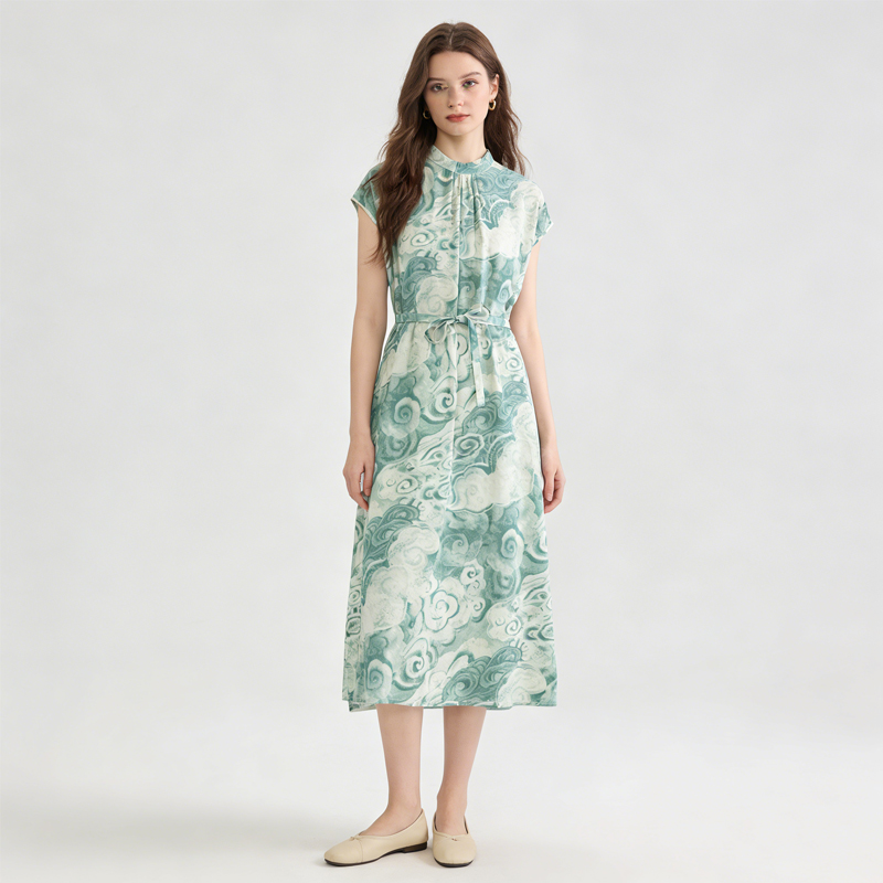 Nouvelle Robe Imprimée à Manches Courtes et Col Montant en Crêpe de Chine 100% Soie de Mûrier Naturelle pour Femme – Collection Été 2026