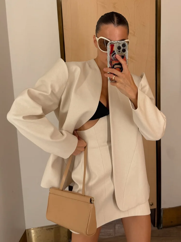 Ensemble tailleur blanc minimaliste pour femme, blazer ample à manches longues sans col avec épaulettes, jupe moulante à baleines, collection Premium Pure Wear 2026