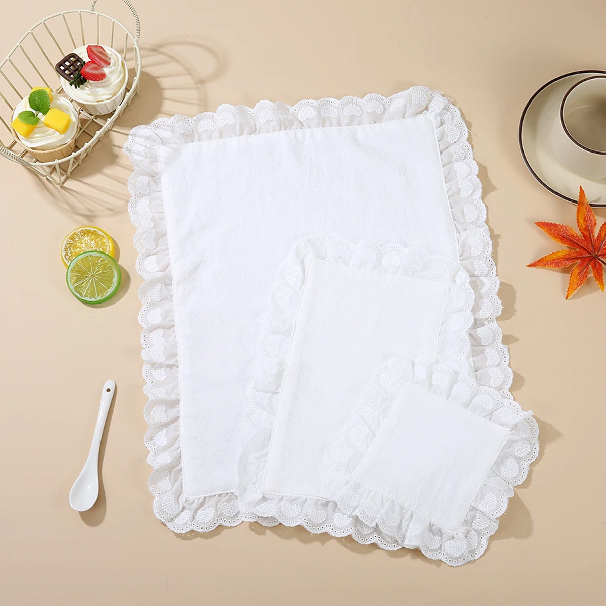 Ensemble de sets de table en coton avec dentelle et volants, sets de table et sous-verres en coton lavables, décoration de table élégante blanche pour tous les jours et les occasions