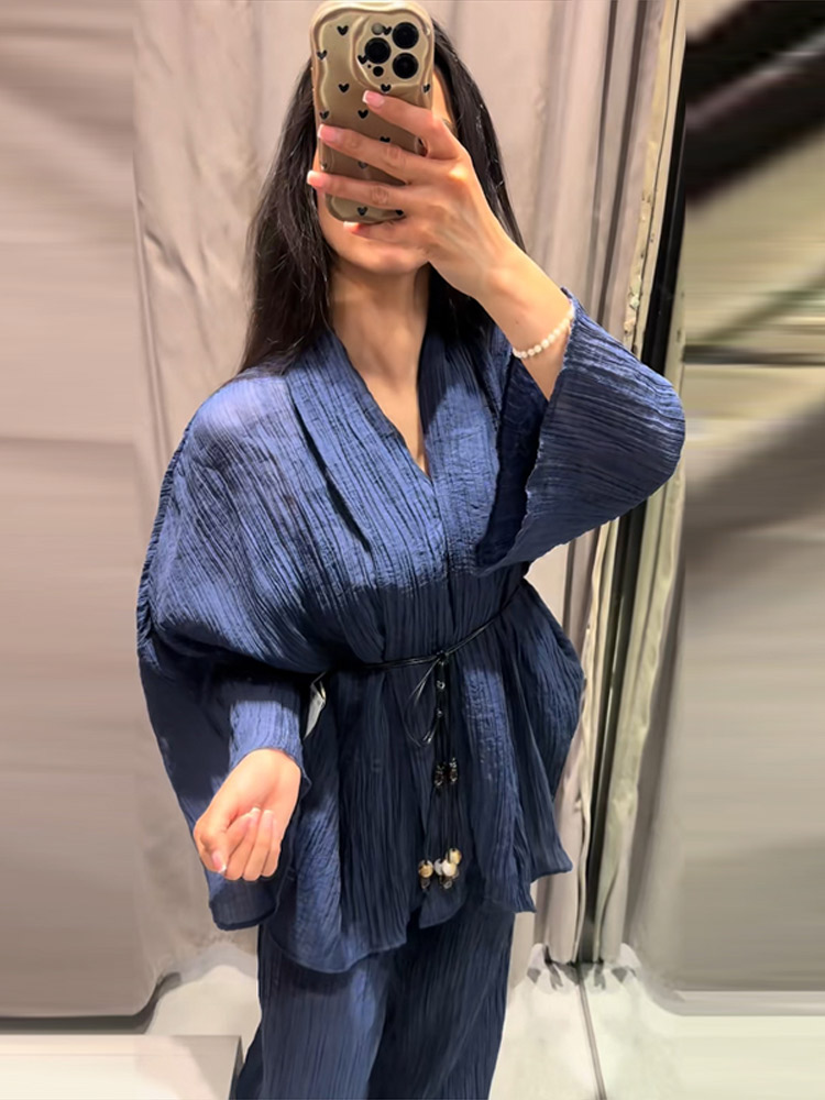 Ensemble décontracté chic et léger 2026 : Cardigan plissé à col en V, épaules tombantes, manches évasées, ceinture à la taille et pantalon large
