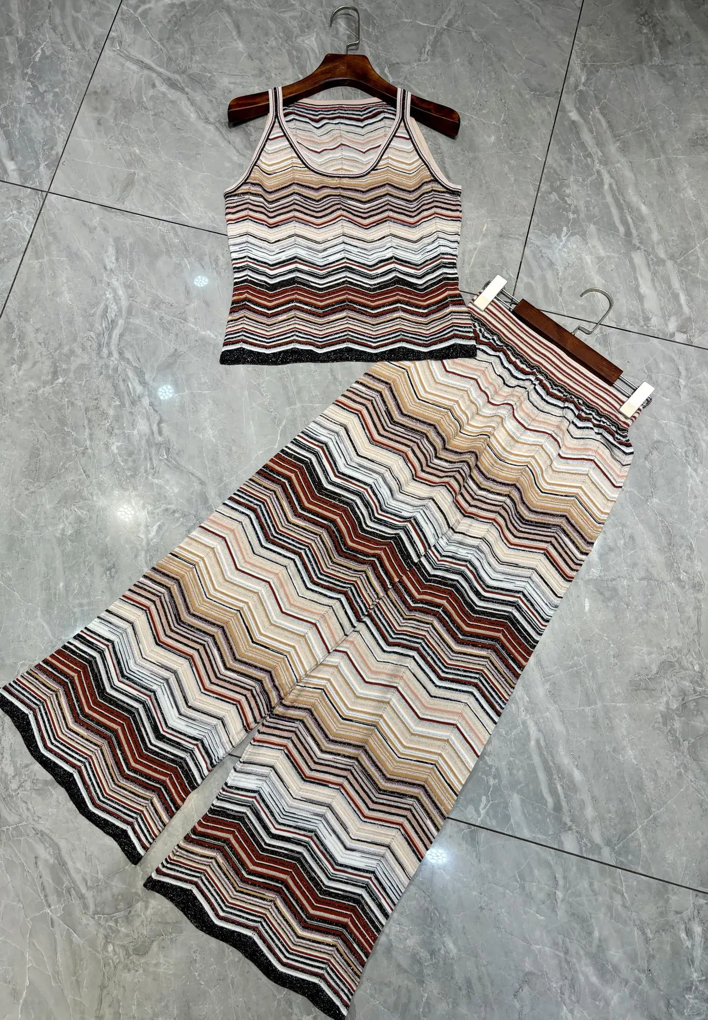 Ensemble tricoté vintage pour femme : pantalon long droit à rayures ondulées et taille élastique + débardeur sans manches à col en U
