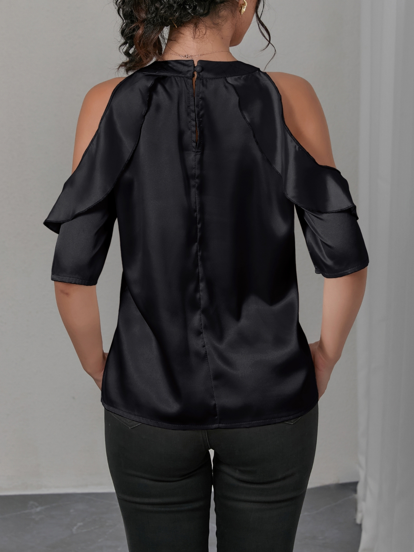 Chemisier élégant en satin pour femme, à épaules dénudées, avec nœud et volants, manches courtes, décontracté, pour le bureau