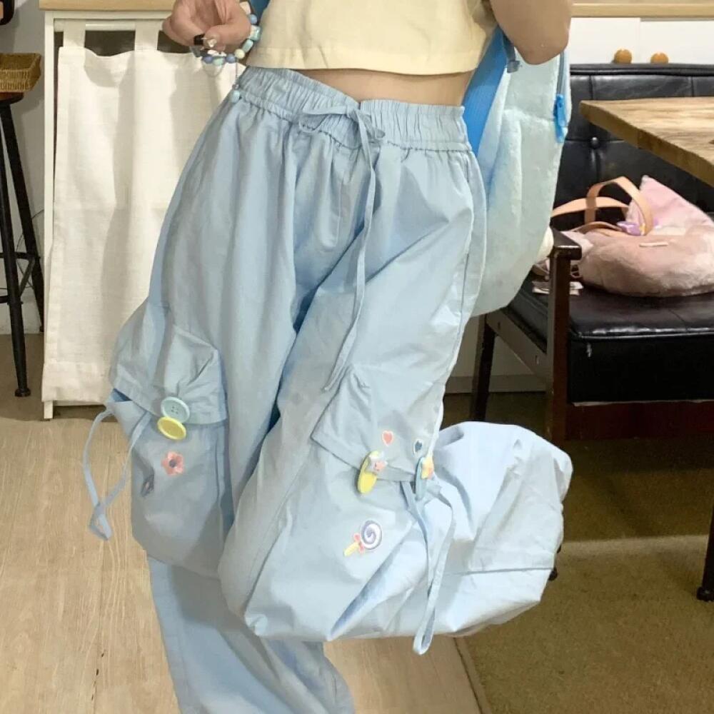Nouveaux pantalons de travail imprimés mignons pour femmes. Couleur bleu clair. Grandes poches. avec fermetures à glissière. Détails décoratifs amusants