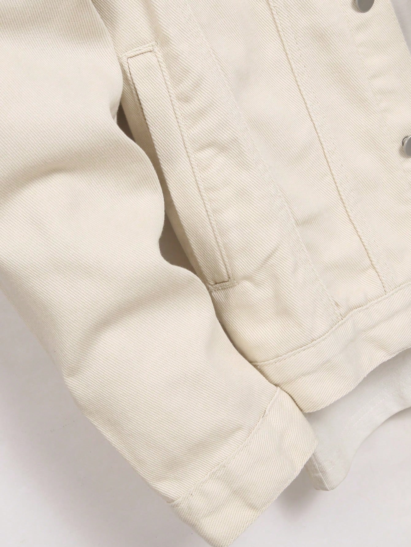 Veste en jean unie décontractée blanc cassé, lumineuse et rafraîchissante, pleine d'une ambiance jeune, idéale pour le printemps et l'automne
