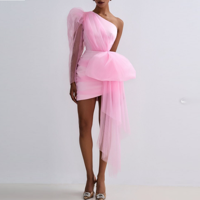 Robe de cocktail rose à une épaule, manches longues transparentes bouffantes, grand nœud, ceinture asymétrique en tulle, robe de soirée courte moulante pour femmes.